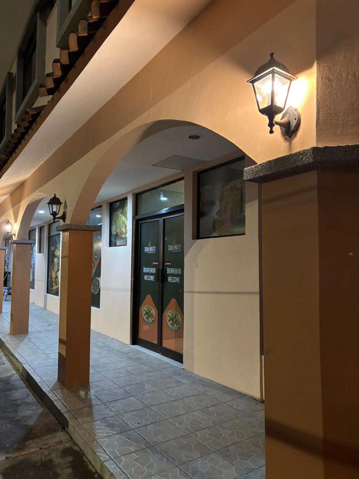 Los arcos del local de Soda Maite al atardecer