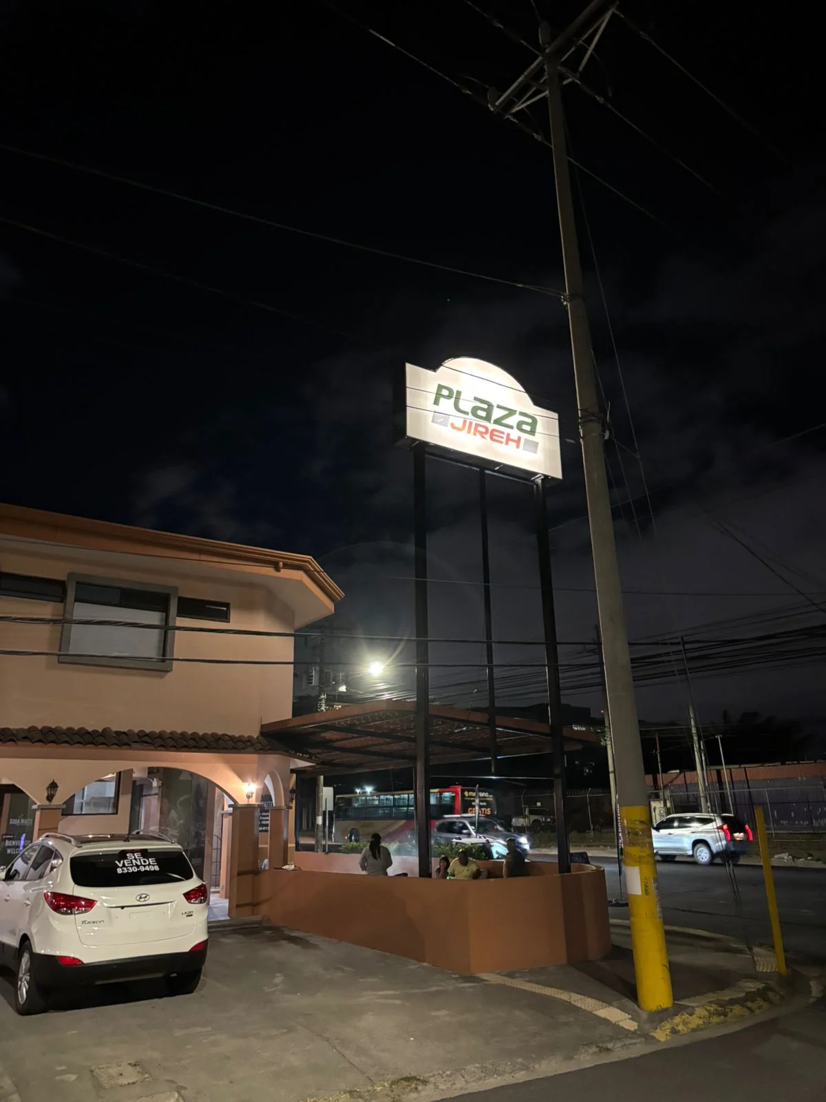 Soda Maite de noche, con el rótulo de Plaza Jireh iluminado