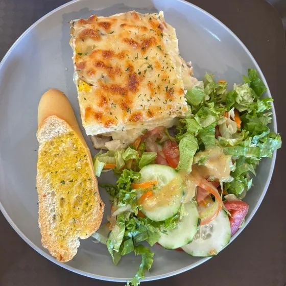 Lasaña con ensalada verde y pan de ajo